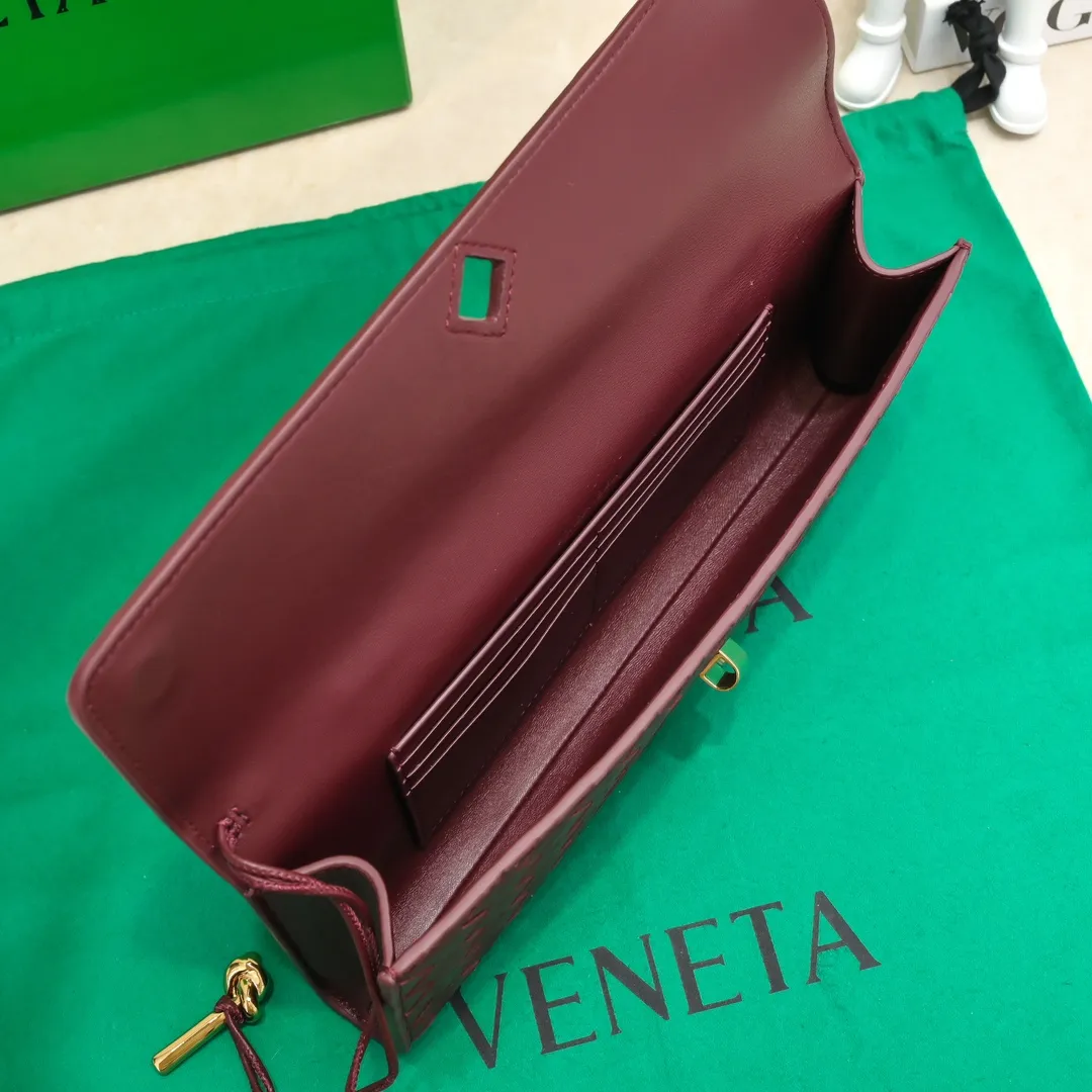 The batch of 1360 BV Andiamo evening handbags has been heavily planted again~ The designer aesthetics in the era of economic downturn are back. I fall in love with it at first sight and can't put it down. It's so beautiful and full of aura. The shape and texture are very competitive. It's light in weight and has sufficient capacity. It's a must-have for fashionistas. It's suitable for many occasions, minimalist, high-end and light luxury. Model No.: 741511 Size: 31*13*3cm